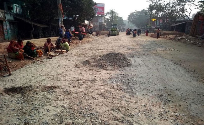 ঝিনাইদহে রাস্তা নির্মাণে নিন্মমানের উপাদান; কাজ বন্ধ করলো জনগণ