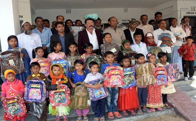 ৩ শিক্ষার্থীর লেখাপড়ার দায়িত্ব নিলো ‘কেনারহাট ডট কম’