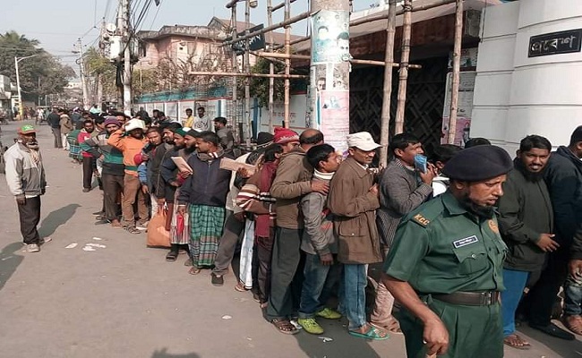 খুলনায় ইজিবাইকের লাইসেন্স ফরম নিতে দীর্ঘ লাইন