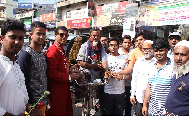 রিক্সাওয়ালাদের সাথে ভালোবাসার বিনিময় করলো সাংবাদিক সংগঠন