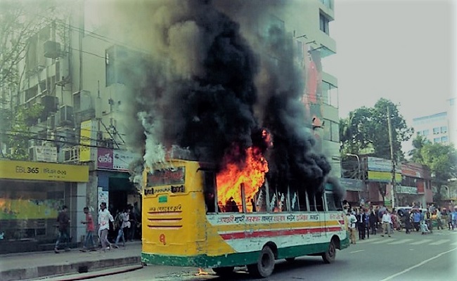 ধানমণ্ডিতে ২ গাড়িতে আগুন, আহত ৮