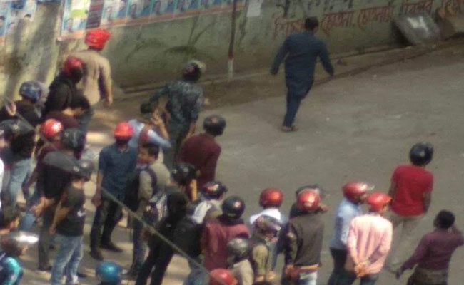 জ‌বি‌তে ছাত্রলী‌গের স্থ‌গিত ক‌মি‌টির সসস্ত্র হামলার শিকার সাংবা‌দিকরা