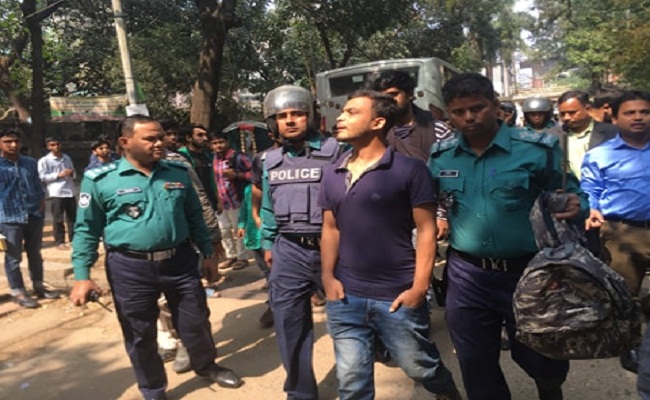 জবিতে সংঘর্ষের ঘটনায় মামলা, তল্লাশিতে অস্ত্রসহ গ্রেফতার ২
