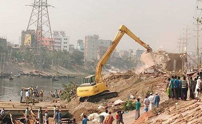 নদী দখল মুক্ত করতে কামরাঙ্গীচরে দ্বিতীয় দিনের মতো উচ্ছেদ অভিযান