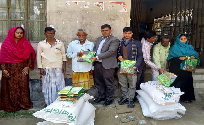 মির্জাপুরে কৃষকদের মাঝে তিল বীজ বিতরণ