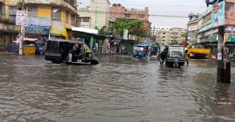 খুলনায় অল্প বৃষ্টিতেই হাটু পানি, নগরবাসীর দুর্ভোগ