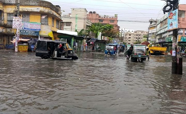 খুলনায় অল্প বৃষ্টিতেই হাটু পানি, নগরবাসীর দুর্ভোগ