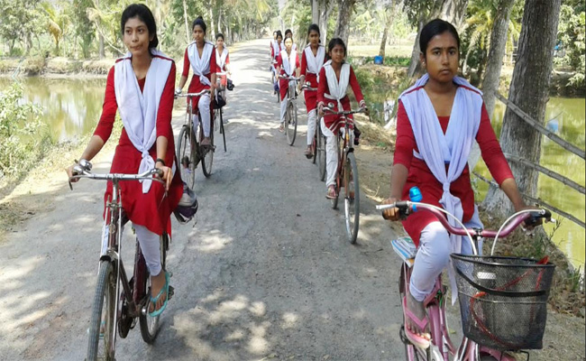 কুসংস্কার প্রতিরোধে শতাধিক স্কুল ছাত্রীকে বাইসাইকেল প্রদান