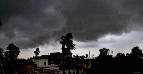 রাজধানীতে মেঘলা আকাশ, সারাদেশে বজ্রবৃষ্টির পূর্বাভাস