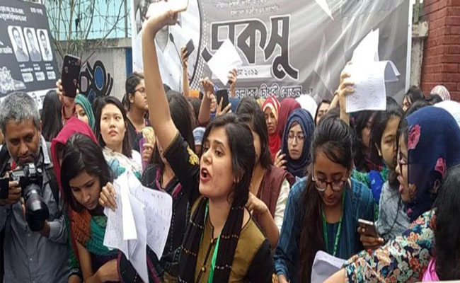 মৈত্রী হলে বিক্ষোভ; সিল মারা ১ হাজার ব্যালট পেপার উদ্ধার