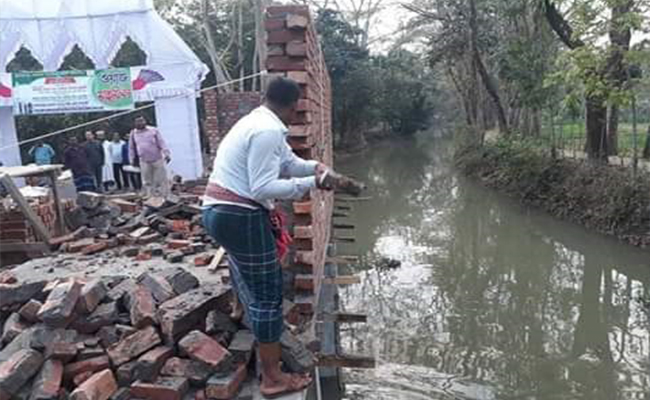 ঝালকাঠিতে সরকারি জমি ও খালের উপর নির্মিত অবৈধ স্থাপনা উচ্ছেদ