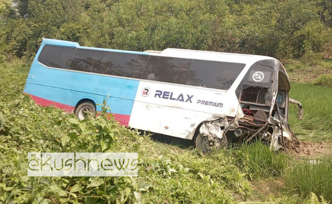 লোহগড়ায় বাস-মাইক্রোবাস সংঘর্ষে নিহত ৮ জনের মধ্যে পরিচয় মিলেছে ৬ জনের