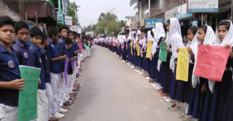 মিরসরাইয়ে নিরাপদ সড়কের দাবীতে শিক্ষার্থীদের মানববন্ধন