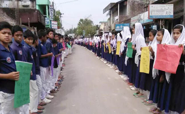 মিরসরাইয়ে নিরাপদ সড়কের দাবীতে শিক্ষার্থীদের মানববন্ধন