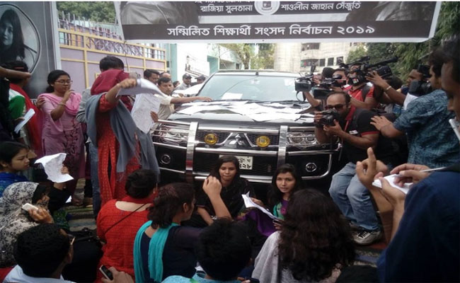 রোকেয়া হলে বিক্ষোভ; ফের বন্ধ হল ভোটগ্রহণ