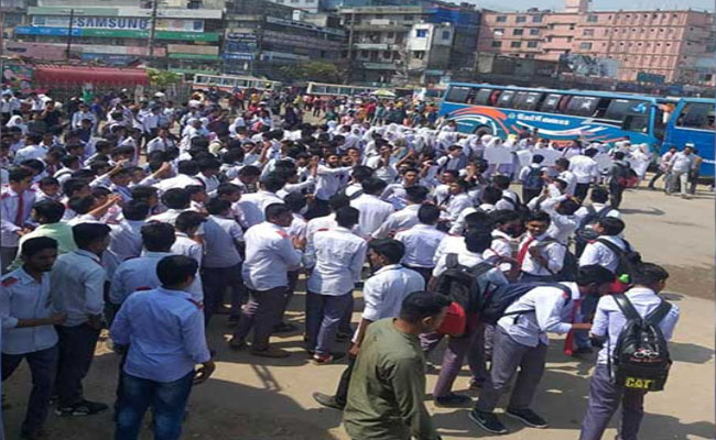 নিরাপদ সড়কের দাবিতে ফের রাস্তায় শিক্ষার্থীরা