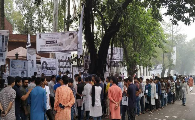 ভিসির বাসার সামনে ছাত্রলীগের অবস্থান, ক্যাম্পাসে উত্তেজনাকর পরিস্থিতি