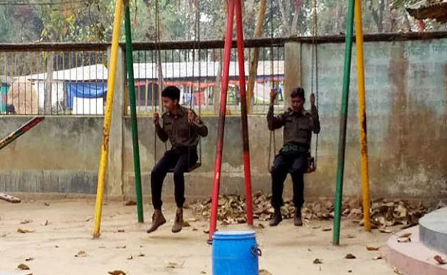 ভোটার নেই তাই দোলনায় দোল খাচ্ছেন দায়িত্বরত আনসার সদস্যরা