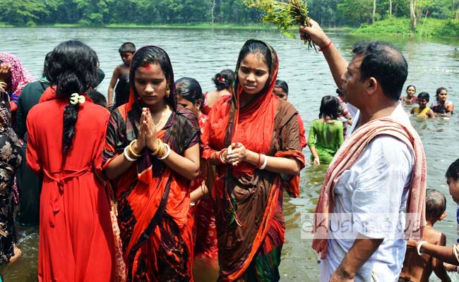 বরিশালের বাবুগঞ্জে ঐতিহ্যবাহী দূর্গাসাগরে পুণ্যার্থীদের ঢল