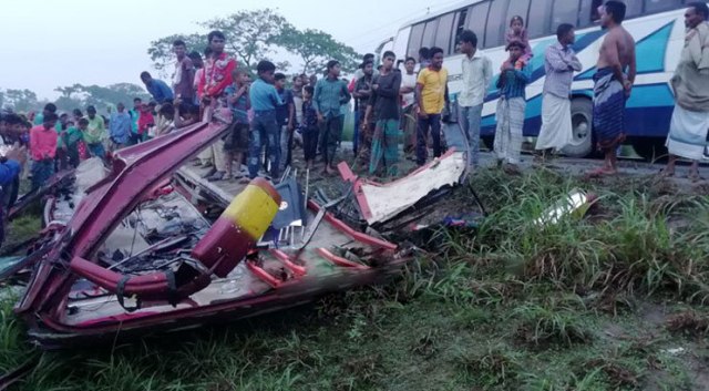 গাইবান্ধায় বাস উল্টে খাদে পড়ে নিহত ৫, আহত ১৫