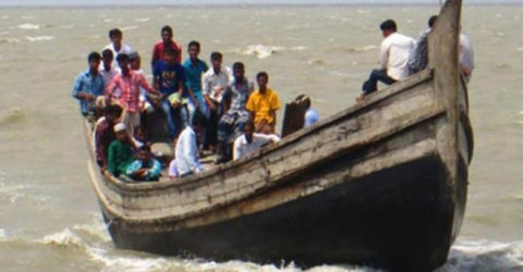 ভোলার মেঘনা ও তেতুঁলিয়ায় জীবনের ঝুঁকি নিয়ে পারাপার