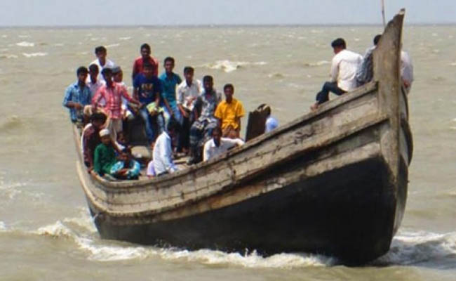 ভোলার মেঘনা ও তেতুঁলিয়ায় জীবনের ঝুঁকি নিয়ে পারাপার