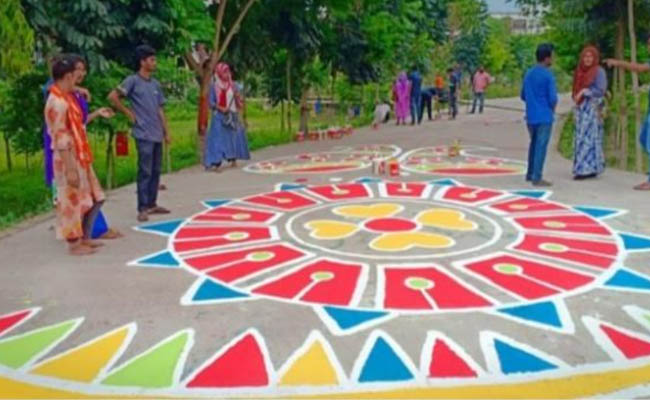 নতুন বছরকে ঘিরে বর্ণিল সাজে বেরোবি