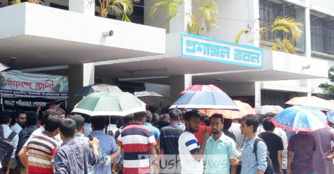 ইবিতে ইঞ্জিনিয়ারিং ডিগ্রির দাবিতে শিক্ষার্থীদের অনশন, আটক ২২