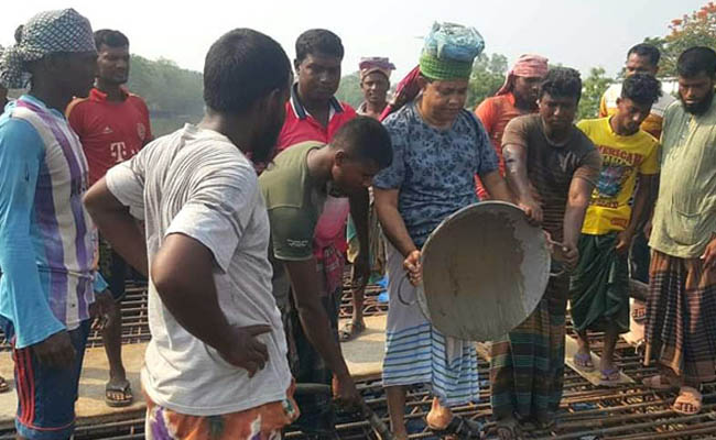 লুঙ্গি পরে গামছা মাথায় ঢালাই কাজে এমপি জগলুল হায়দার