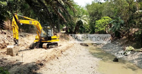 ‘খাল খনন বন্ধ না হলে জমির মালিকদের আত্মহত্যার হুমকি’