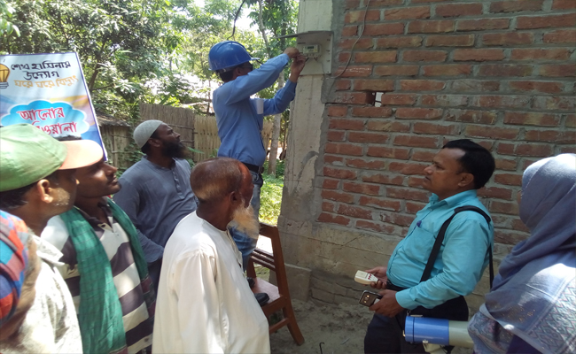 বালিয়াকান্দিতে মাত্র ৫ মিনিটে বিদ্যুৎ সংযোগ পেল গ্রাহক!