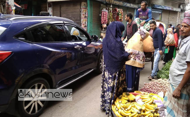 রাজধানীর নয়াবাজারে রাস্তায় অবৈধ কাঁচাবাজার, বিপাকে জনসাধারণ ও শিক্ষার্থীরা