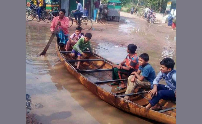 ভাঙ্গা রাস্তায় নৌকা চালিয়ে অভিনব প্রতিবাদ!