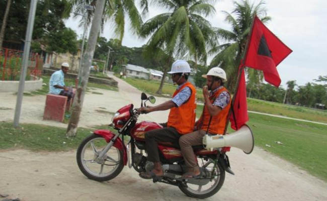 ভোলার উপকূল এলাকা থেকে মানুষজন সরিয়ে নেয়া হচ্ছে