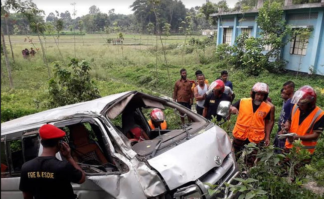 ঝিনাইদহে মাইক্রোচাপায় স্কুলছাত্রীসহ নিহত ২