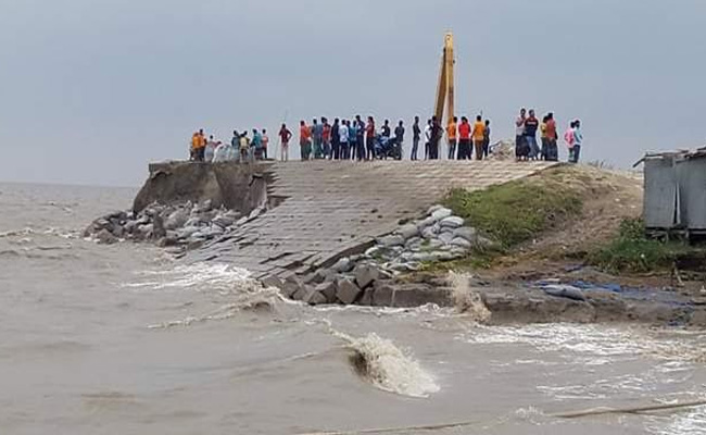 কমলনগরে ভাঙছে মেঘনার তীর রক্ষা বাঁধ, আতংক ও ক্ষোভ