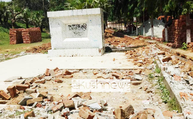 সাবেক প্রধানমন্ত্রীর করা প্রতিষ্ঠাকালীন ভিত্তিপ্রস্তর ভাঙলো কুবি প্রশাসন