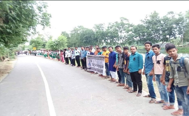 সড়ক দুর্ঘটনায় ছাত্র নিহতের প্রতিবাদে মুক্তাগাছায় মানববন্ধন