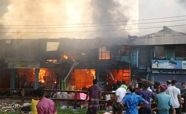 নোয়াখালীর চৌমুহনীতে ভয়াবহ অগ্নিকান্ড, ব্যাপক ক্ষয়ক্ষতি