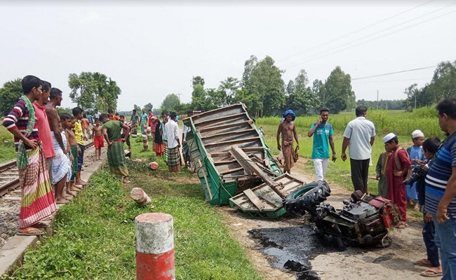 ট্রেনের সাথে ভটভটির ধাক্কায় একজন নিহত