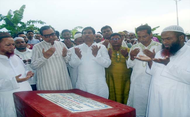 বাবুগঞ্জে দুটি পাকা রাস্তার নির্মাণ কাজের শুভ উদ্বোধন করেন রাশেদ খান মেনন