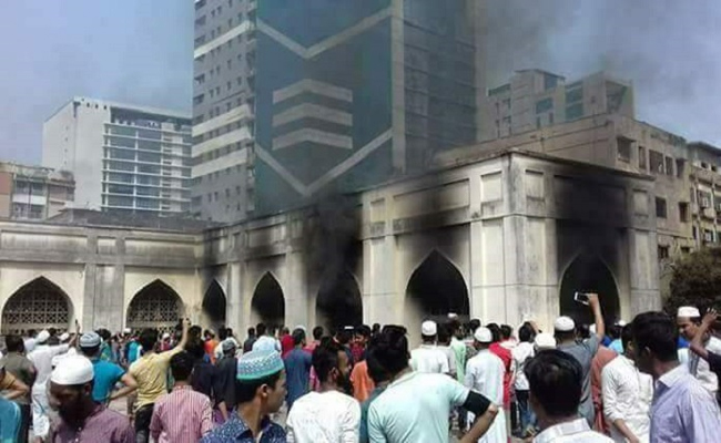 বায়তুল মোকাররম মসজিদ মার্কেটে আগুন