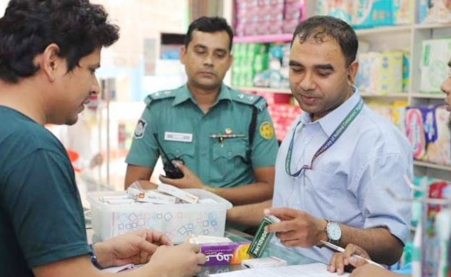 রাজধানীর ৯৩ শতাংশ ফার্মেসিতে মেয়াদোত্তীর্ণ ওষুধ