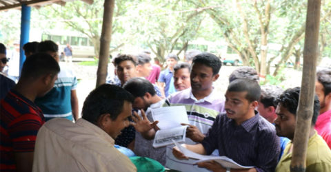 গুজব রুখতে লিফলেট হাতে ইবি ছাত্রলীগ