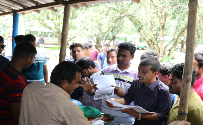 গুজব রুখতে লিফলেট হাতে ইবি ছাত্রলীগ