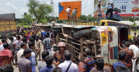 গোপালগঞ্জে সড়কে বাস উল্টে নিহত ৪