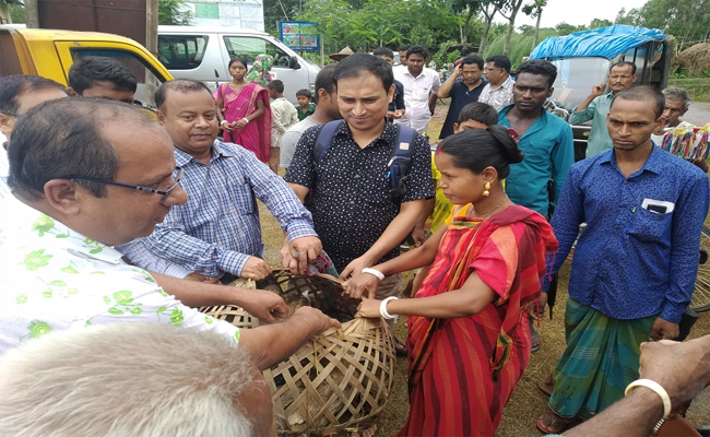 ঠাকুরগাঁওয়ের পীরগঞ্জে উপকার ভোগীদের মাঝে হাঁস বিতরণ