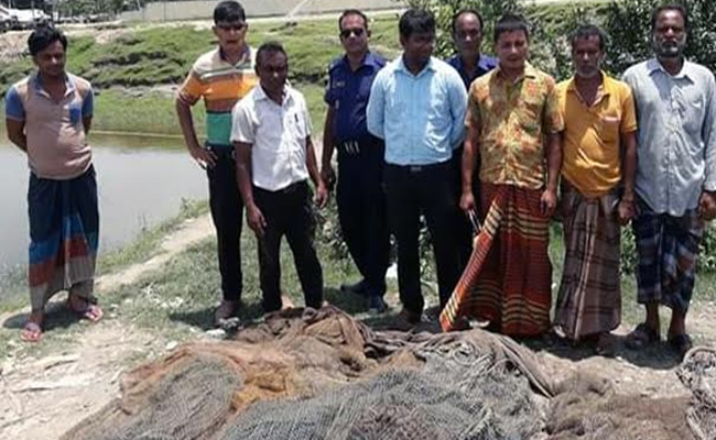 মোংলা ঘষিয়াখালী চ্যানেল থেকে অবৈধ জাল উদ্ধার করে বিনষ্ট