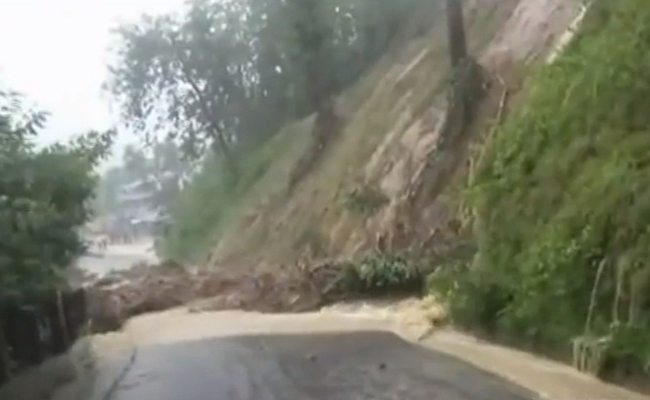 কাপ্তাইয়ে পাহাড় ধসে চলন্ত অটোরিকশার ২ যাত্রী নিহত