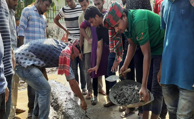 কুবি ক্যাম্পাস সংলগ্ন সড়কে গতিরোধক করলো শাখা ছাত্রলীগ